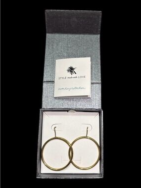Forward Facing Elegant Gold Hoop Earrings